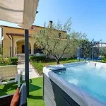 Josipa With Whirlpool Apartamento