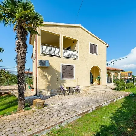 Apartment Josipa With Whirlpool Porec