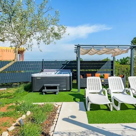 Josipa With Whirlpool Apartment